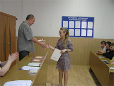 В.П. Кузнецов вручает диплом и премию Д.В. Беляковой