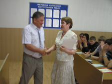 Н.П. Фефелов поздравляет зам. директора по научной работе  Губернаторского лицея Татьяну Владимировну Ивенину  